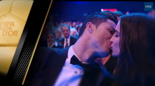 
	Cris Ronaldo hôn bạn gái Irina Shayk ngay khi nhận được tin mình đoạt QBV FIFA 2013