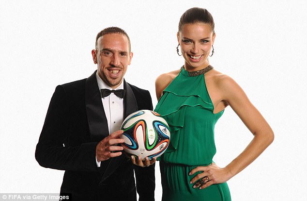  	Ribery xin chụp ảnh cạnh siêu mẫu nội y Adriana Lima