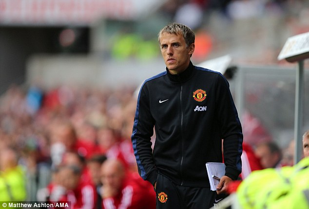  	Phil Neville cũng chạy đôn chạy đáo tìm người cho Man United