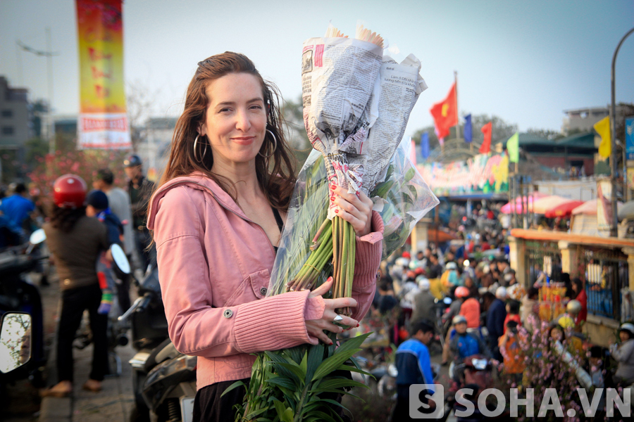 1 số người nước ngoài cũng tới đây để tận hưởng không khí nhộn nhịp của chợ hoa.