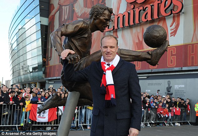 Arsenal khánh thành tượng đồng của huyền thoại Dennis Bergkamp