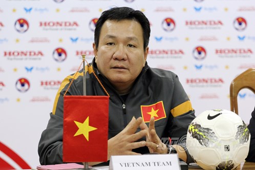Chú thích ảnh: HLV Trần Văn Phúc chưa quyết định đội hình cho trận đấu gặp Hong Kong. Ảnh: K.T