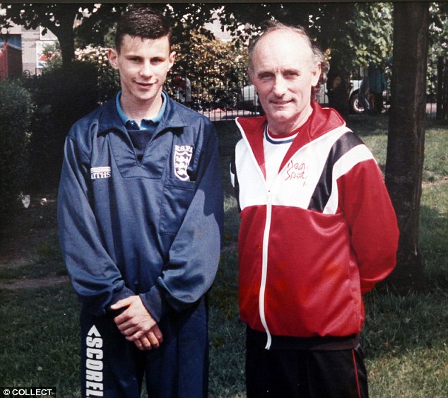 Ryan Giggs và Dennis Scholfield