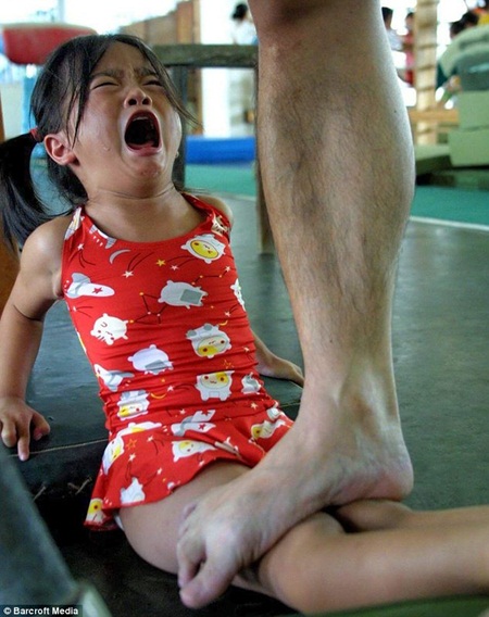 Một em bé Trung Quốc phải rèn luyện trong đau đớn