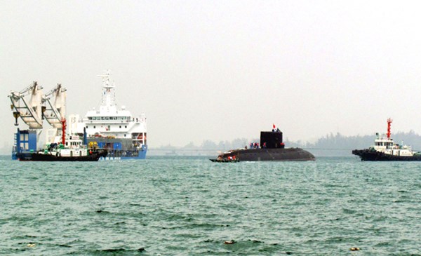 Hai tàu kéo lai dắt tàu ngầm TP Hồ Chí Minh vào quân cảng Cam Ranh