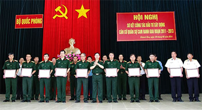 Thượng tướng Lê Hữu Đức trao Bằng khen cho các tập thể, cá nhân có thành tích xuất sắc trong thực hiện các dự án tại Căn cứ quân sự Cam Ranh giai đoạn 2011-2013.