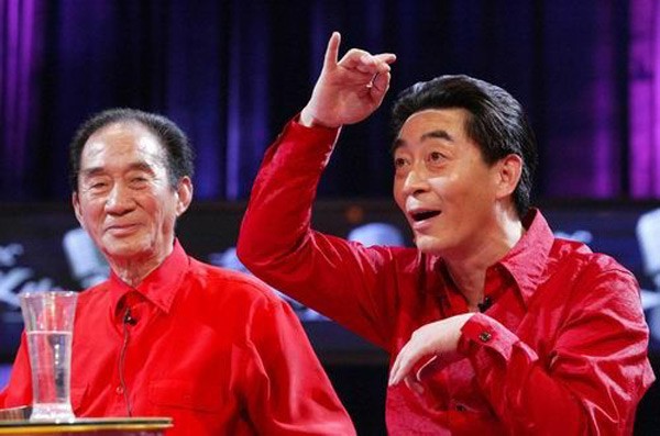 Cha con Mỹ Hầu Vương Lục Linh Đồng (trái) và Lục Tiểu Linh Đồng (phải).