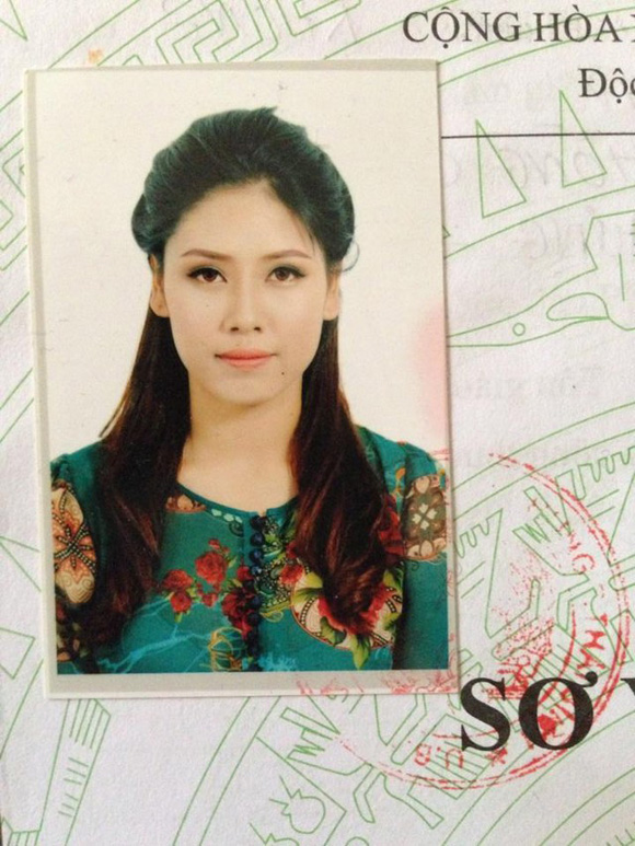 Á hậu Nguyễn Thị Loan cũng từng khiến công chúng xuýt xoa vì bức ảnh hồ sơ khá long lanh mặc dù cô chỉ trang điểm nhạ. Nguyễn Thị Loan sinh năm 1990.