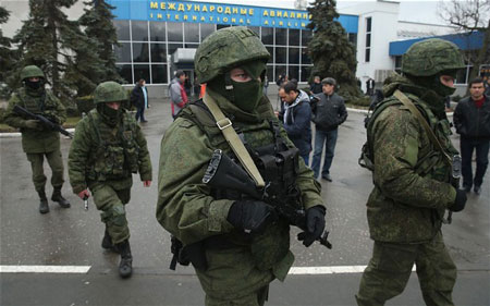 Những binh lính không mang phù hiệu tại sân bay quốc tế Simferopol, thủ phủ Cộng hòa tự trị Crimea, Ukraine.