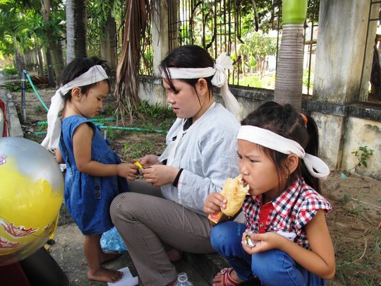 Chị Trần Thị Tâm lo bữa ăn sáng cho 2 con trước sân tòa