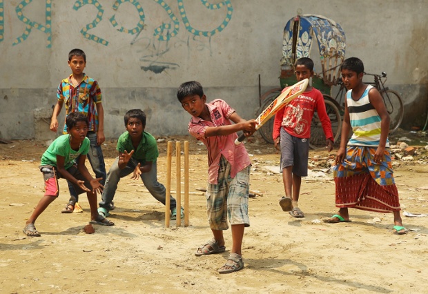 Trẻ em chơi môn cricket đường phố ở ngoại ô Dhaka, Bangladesh.