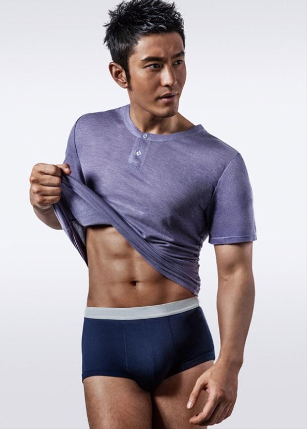 Mới đây, Huỳnh Hiểu Minh nhận lời làm người mẫu quảng cáo đồ lót nam. Đây là lần đầu tiên anh khoe body cường tráng với làn da rám nắng mạnh khỏe và cơ bụng 6 múi săn chắc.