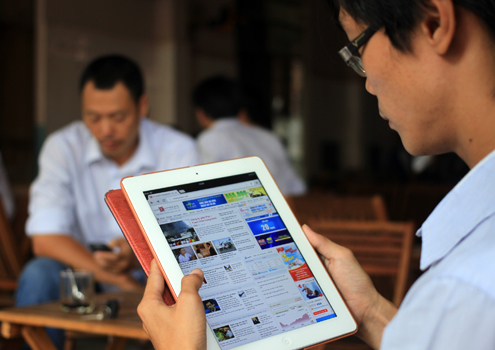 Với với tổng kinh phí đầu tư là 25 tỉ đồng, Hội An (Quảng Nam) trở thành TP đầu tiên ở Đông Nam Á đưa hệ thống WiFi vào phục vụ miễn phí người dân và khách du lịch trong năm 2012. Hệ thống WiFi phủ sóng tại 350 điểm phát sóng trong đô thị cổ Hội An, giúp người dân và du khách có thể truy cập Internet miễn phí với tốc độ 256Kbps. Người dân lướt web tại quán cà phê khi toàn thành phố được phủ sóng Wifi Không chịu kém Hội An, ngày 21/8 năm 2013, thành phố Đà Nẵng cũng khai trương hệ thống hạ tầng Công nghệ thông tin – truyền thông (CNTT-TT) với tổng kinh phí đầu tư trên 13 triệu USD. Trong đó, hệ thống mạng Wifi được người dân quan tâm nhất với 320 trạm thu phát sóng, đảm bảo phục vụ cùng lúc cho 20.000 lượt truy cập (mỗi lần 20 phút và không giới hạn số lần truy cập), với băng thông 300MB. Thành phố Huế cũng đã triễn khai lắp đặt thử nghiệm từ 6-8 khu vực tập trung nhiều du khách và các điểm hành chính công. Tại mỗi điểm hệ thống wifi sẽ phủ sóng từ 300-1.000m, dự kiến ngày 22-9 bắt đầu hoạt động. Cuối tháng 12 vừa qua, hệ thống wifi miễn phí gồm 24 điểm truy cập cũng đã được thành phố Đà Lạt triển khai. Thành phố Hồ Chí Minh cũng tiến hành thí điểm lắp đặt mạng Internet không dây trên các tuyến xe buýt để thu hút người dân sử dụng loại phương tiện vận tải công cộng này… Nhìn chung, việc 