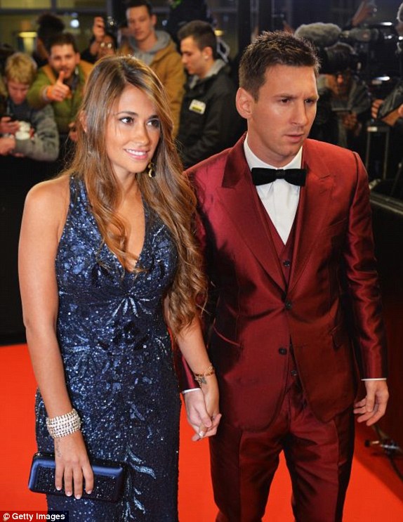  	Lionel Messi diện bộ đồ quá đỗi bóng bẩy, màu mè