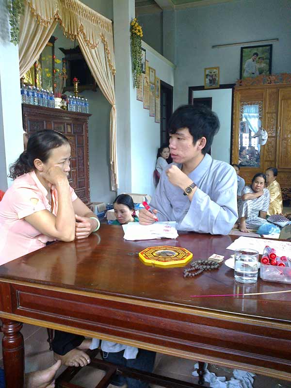 Thánh cô lừa bịp Nguyễn Việt Trình soi bệnh cho con bệnh