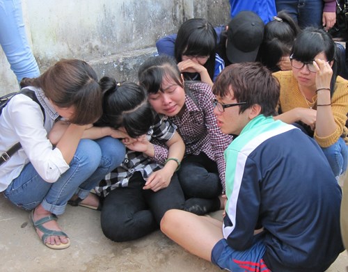 Nhiều bạn bè khóc thương trước cái chết oan uổng của Anh Thuy (Ảnh: Pháp luật TPHCM)