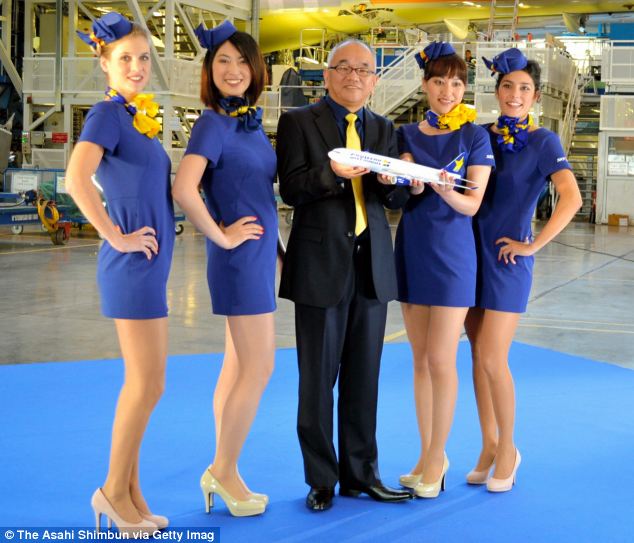 Một bộ đồng phục váy ngắn tiếp viên mới cho một hãng hàng không Nhật Bản đó là hầu như không bao gồm nhân viên hàng không nữ đã bị lên án bởi công đoàn phi hành đoàn