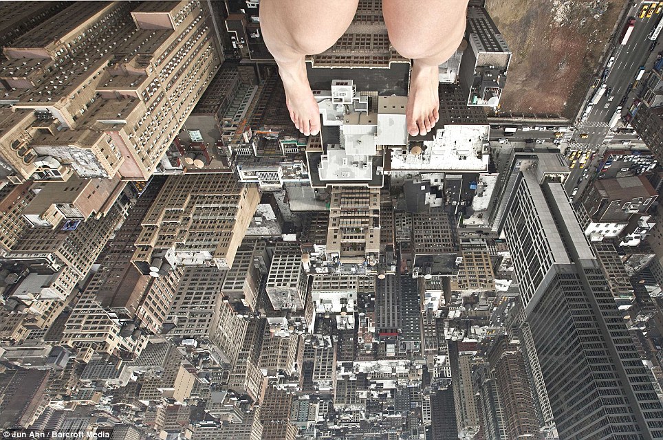Nhận được cao: Jun Ahn có một bức ảnh khi cô ngồi trên các cạnh của mái nhà nhìn ra tòa nhà cao tầng ở thành phố New York