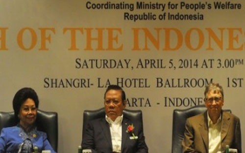 Tỷ phú Bill Gates (ngoài cùng bên phải) trong lễ ký kết thỏa thuận tài trợ 40 triệu USD cho một dự án từ thiện trị giá 80 triệu USD của Indonesia hôm 5/4.