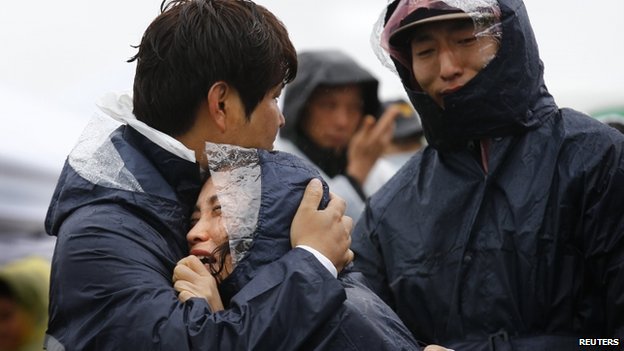 Những người thân của hành khách mất tích trên phà Sewol ở ngoài khơi đảo Jindo, Hàn Quốc, cố kìm nén đau thương trong khi chờ thông tin về  hoạt động cứu hộ.
