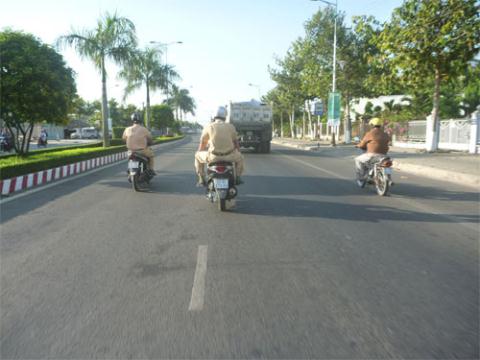 Hai mô tô CSGT chạy dàn hàng ngang trên đường, lại còn chạy vào làn đường dành riêng cho xe 4 bánh.