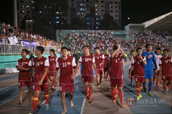 Cầu thủ U19 Việt Nam rủ nhau cởi áo tặng fan 1