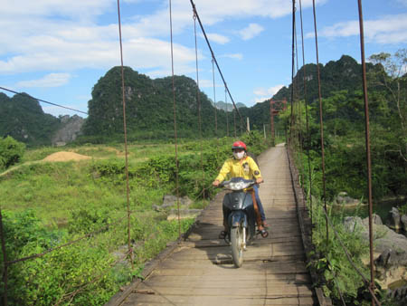 Cầu treo xã Hoá Thanh, huyện Minh Hoá xuống cấp nghiêm trọng, hết hạn sử dụng từ nhiều năm nay vẫn phải gồng mình cho 500 người dân qua lại mỗi ngày.