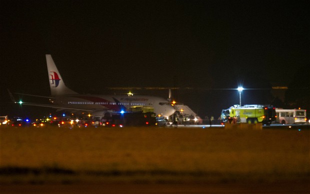 Chiếc máy bay mang số hiệu MH192 của hãng hàng không Malaysia Airlines phải hạ cánh khẩn cấp xuống sân bay Sepang  ngoại ô Kuala Lumpur, do trục trặc kỹ thuật ở hệ thống hạ cánh.