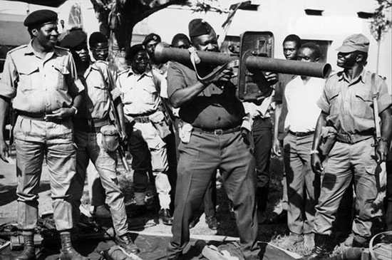 Tướng Idi Amin Dada vác tên lửa, vây quanh là binh lính thuộc quyền tại mặt trận chống Tanzania năm 1979