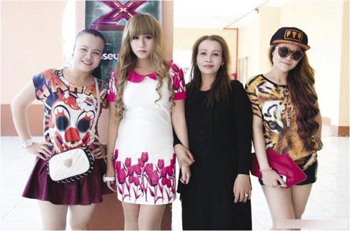 Kim Loan đưa con gái đi tham dự cuộc thi âm nhạc X-Factor (Nhân tố bí  ẩn). Con gái cô tên là Đan Trang (tóc vàng), có niềm đam mê ca hát mạnh  mẽ không thua kém mẹ.