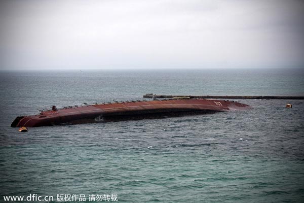 Chiếc tuần dương hạm Ochakov đã bị đánh chìm nghiêng về một bên tạo nên một cái bờ kè chặn cửa ra vào cảng biển Myrnyi, Crimea.