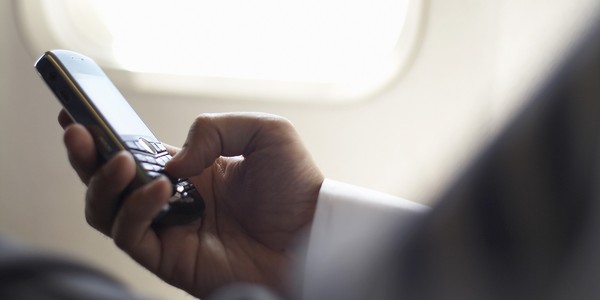 Dùng điện thoại trên máy bay có thật sự nguy hiểm? 1