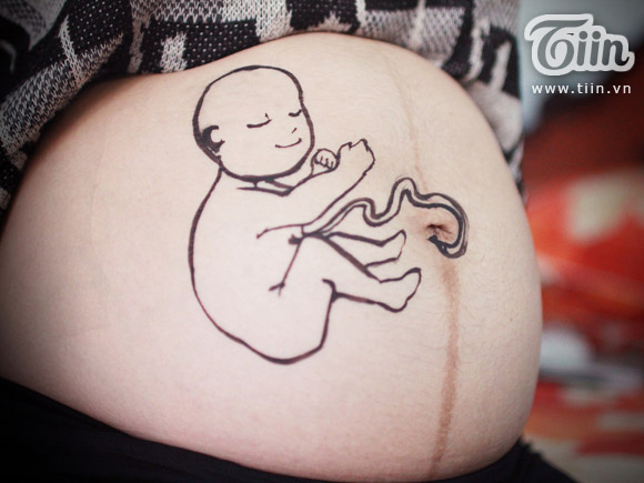 Bộ ảnh dễ thương về quá trình lớn lên của em bé vẽ trên bụng bầu