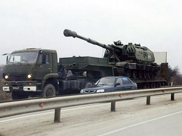 Hình ảnh được cho là xe tăng Nga đang trên đường tới thành phố Donetsk (Ukraine), gần biên giới với Nga. Ảnh: Daily Mail