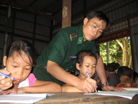 Thầy giáo mang quân hàm xanh