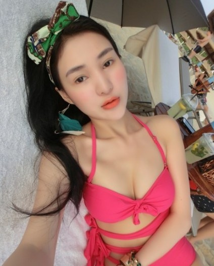 Hot girl tai tiếng Trung Quốc khoe ảnh sexy bên bãi biển 1