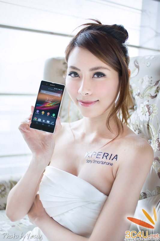 Chân dài sexy bên smartphone Sony