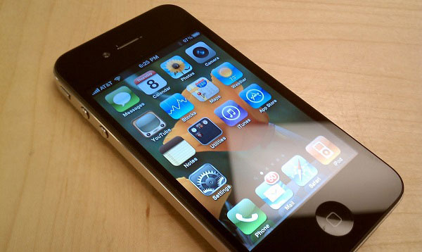 iPhone 4 chính hãng giảm giá sốc chỉ còn hơn 7 triệu đồng
