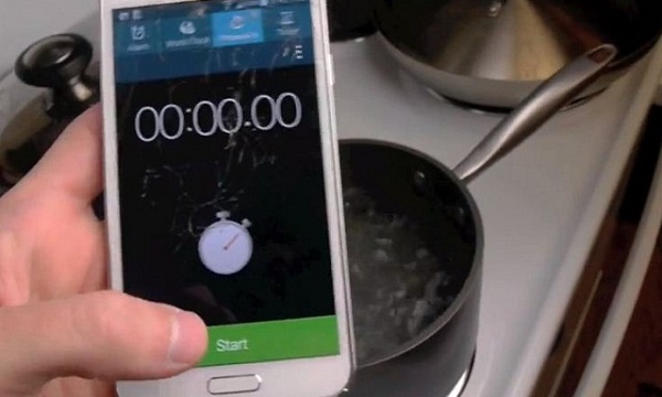 Galaxy S5 bị tra tấn bằng dao, búa và luộc 2 phút trong nước sôi