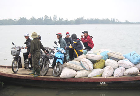 Người dân nơi đây vẫn trong cảnh muốn sang sông phải “lụy đò”