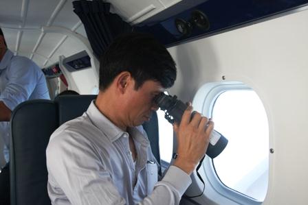 Thứ trưởng Phạm Quý Tiêu đang quan sát từ trên tàu bay