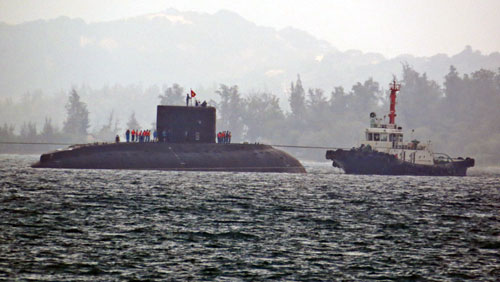 Tàu Azimuth lai dắt tàu ngầm Kilo TP Hồ Chí Minh vào quân cảng Cam Ranh