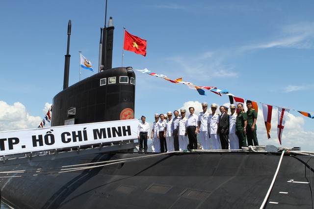 Tàu ngầm Kilo Thành phố Hồ Chí Minh trong buổi lễ thượng cờ cấp quốc gia vào ngày 3-4 vừa qua.