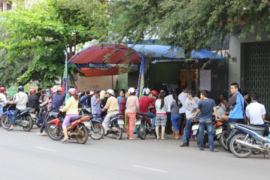 Bà con hàng xóm thương tiếc cho sự ra đi của vợ chồng anh Thanh - chị Vịt