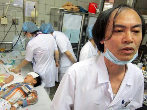 Bác sĩ Nguyễn Tiến Dũng trao đổi với phong viên trong phòng điều trị tích cực khoa Nhi bệnh viện Bạch Mai