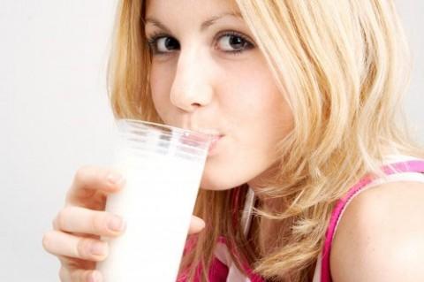 Uống sữa buổi tối: 5 điều tốt hơn so với uống vào buổi sáng