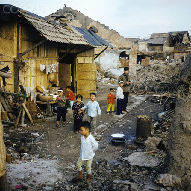 Những đứa trẻ trong một khu nghèo ở phố Khâm Thiên. Tháng 3/1973. Ảnh: Werner Schulze/