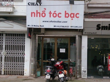 Một trong hai cửa hàng nhổ tóc bạc của anh Nguyễn Anh Dũng.