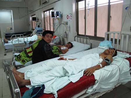 Các nạn nhân Nguyễn Quốc Tuyến, Trần Minh Thu và Nguyễn Văn Hậu đang cấp cứu tại Bệnh viện đa khoa Phú Yên (Ảnh: Người lao động)
