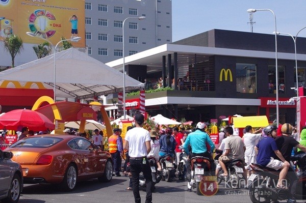 Người Sài Gòn xếp hàng dài trong nắng để được ăn Mc Donalds 1